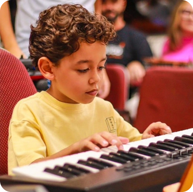 Aluno ao teclado na ASAFE Academy